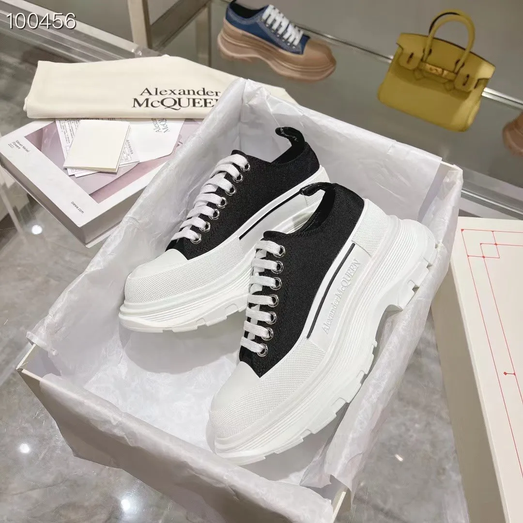 👟👟Ex-factory price 580👟👟 The latest version of Alexander McQueen's men's and women's couple's model is a hot item👑Purchase version original version 1:1 Fabric: Original imported waterproof canvas Lining: Imported water-resistant sheepskin, strong, stain-resistant and breathable. Insole: Imported silk lining Outsole: TPU multi-layer original combination sole (not the ordinary sole on the market) Packaging: Comes with original shoe box, cloth bag, certificate card Code number: 34-45